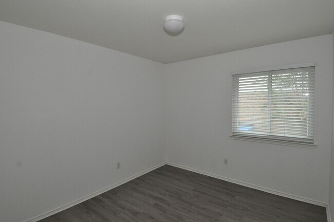 Building Photo - Great Location! All appliances included!