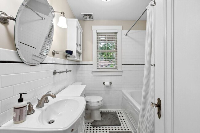 Building Photo - *Beautifully Updated & Spacious 4BD/4BA Si...