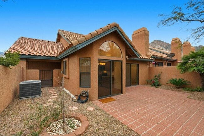 Building Photo - Bright & Peaceful Living in Oro Valley’s Gated Stoney Canyon