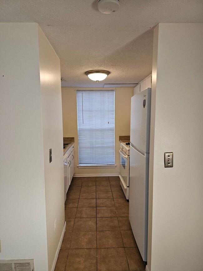 Building Photo - Townhome