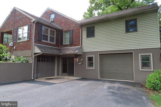 Building Photo - 14109 Buchanan Trail W