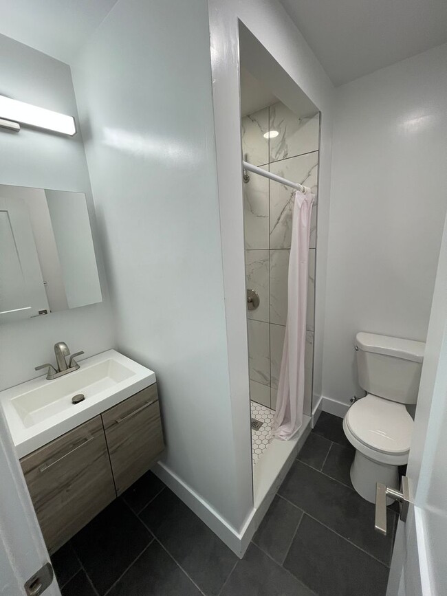 Building Photo - Incredible 3 bedroom apartment - Beacon Hill