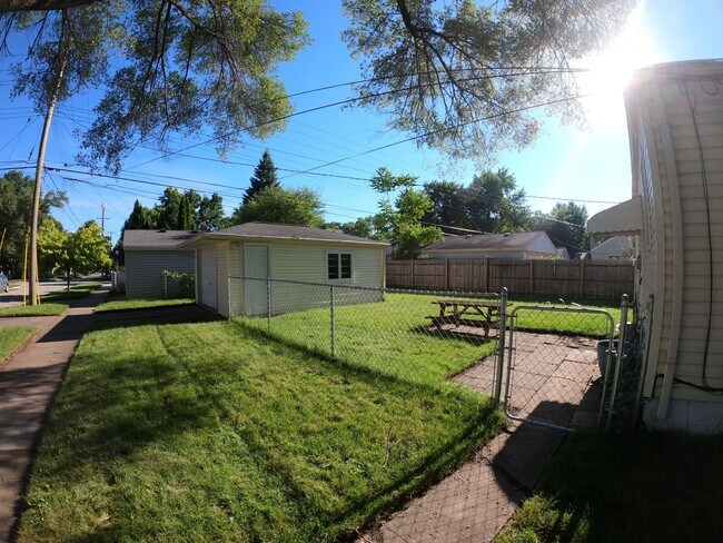 Building Photo - 2 bed 1 bath Royal Oak ranch