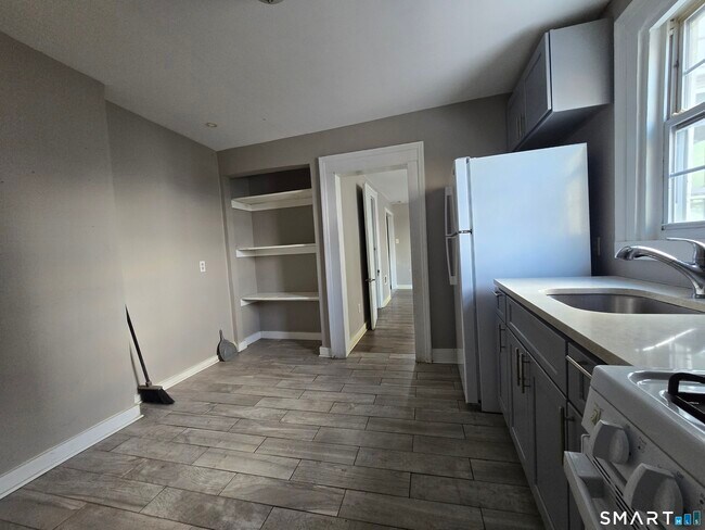 Building Photo - 106 Hanover St