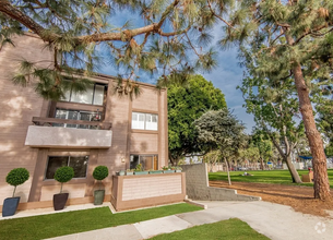 Building Photo - Stunning Tri-Level Townhome in Culver City