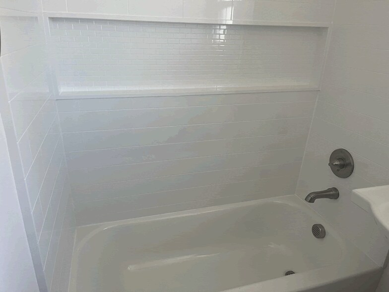 Shower/Tub - 31 Baldwin St