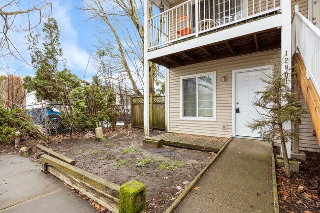 Building Photo - 1 Bed / 1 Bath Apartment – Updated Flooring – Convenient NE Portland Location