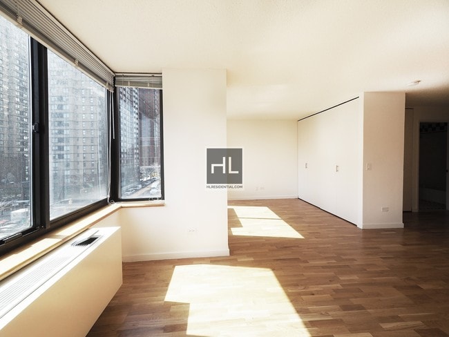 Primary Photo - 96th Street and 3rd ave