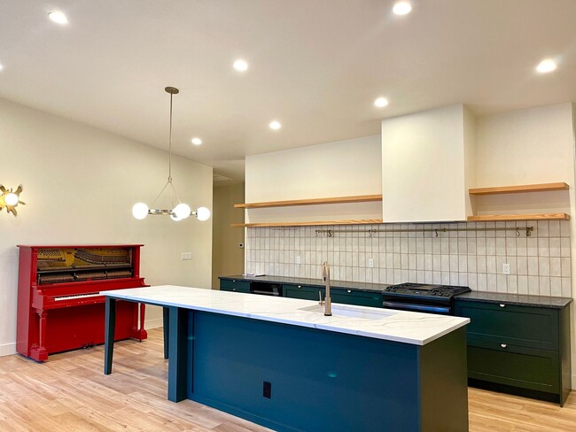 Building Photo - Absolutley stunning custom home in desirab...