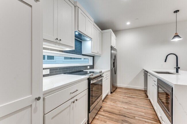 Building Photo - 1 bedroom with office and yard in beautiful Lakewood!