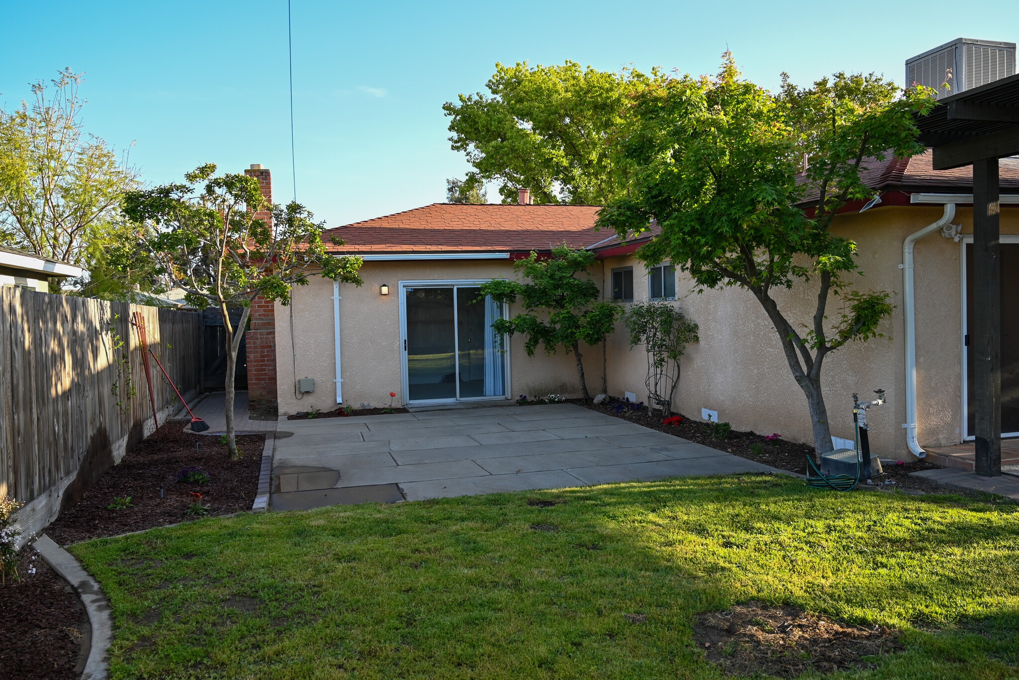 Building Photo - 881 W Rialto Ave