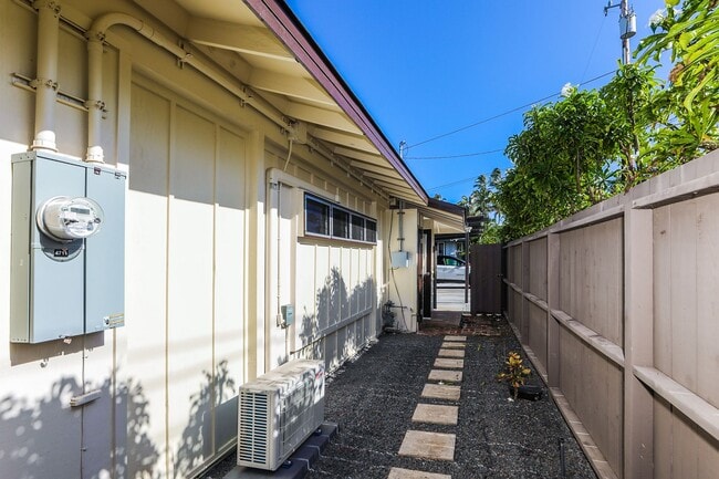 Building Photo - Kahala Avenue Beachside -  1 minute walk to beach  Recently remodeled w/fenced yard. 1 bdrm, 1 ba...