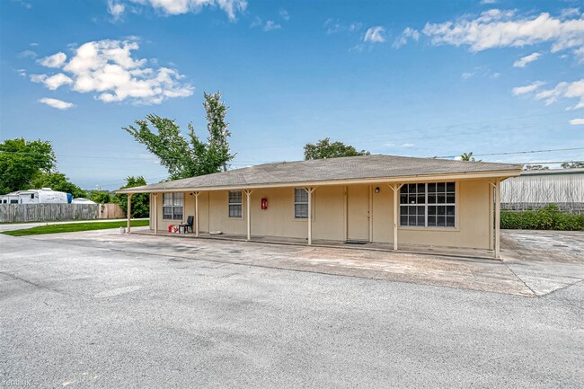 Building Photo - 2 br, 1 bath Duplex - 8430 Round Rock Drive 5