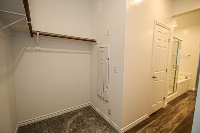 Building Photo - 20 Barbara Ln