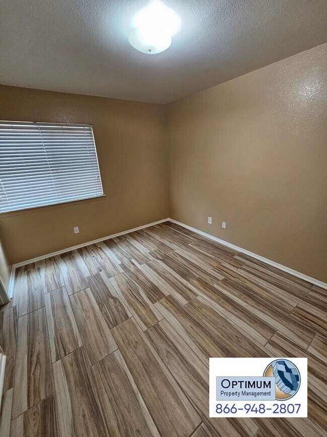 Building Photo - Spacious 6 bedroom , 3 bathroom home with downstairs bedroom and bath