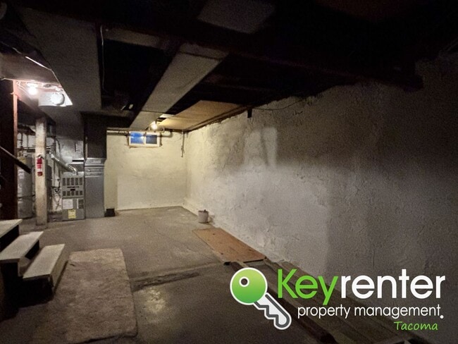 Building Photo - One Bedroom Triplex Unit in the Heart of Tacoma’s Proctor District!