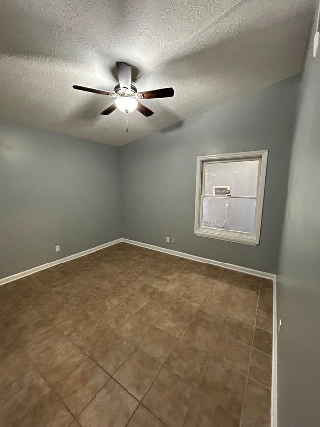 Building Photo - North Columbus and convenient to schools, shopping and I-185.