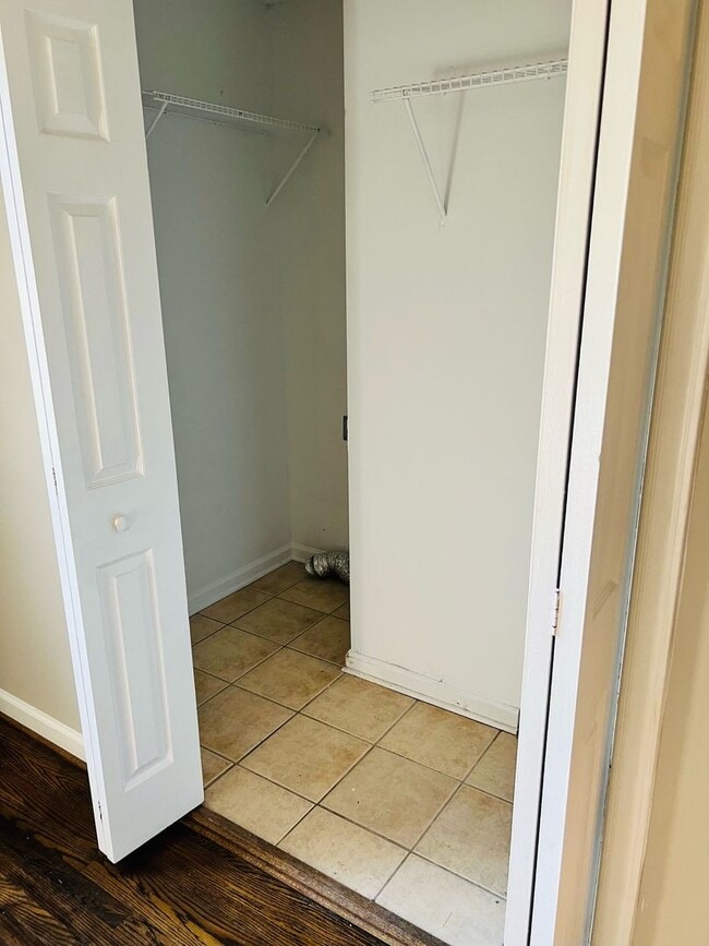 Building Photo - 3 bed, 2 bath ranch home