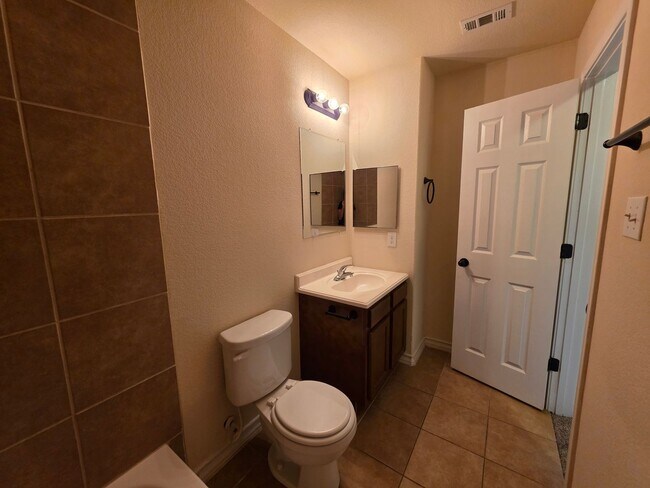 Building Photo - Town home for rent