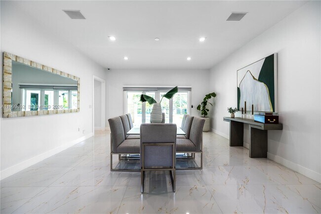 Building Photo - 7125 Los Pinos Blvd