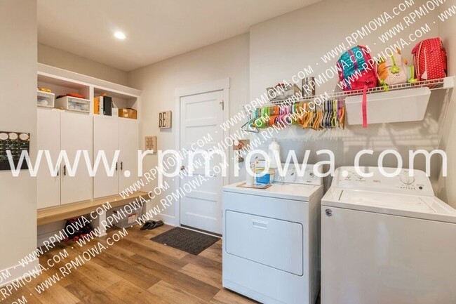 Building Photo - 5901 NE Sherman Dr