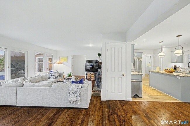 Building Photo - 14 Shore Rd