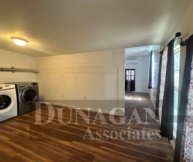 Building Photo - 3 Bed 2 Bath near the Pecos River