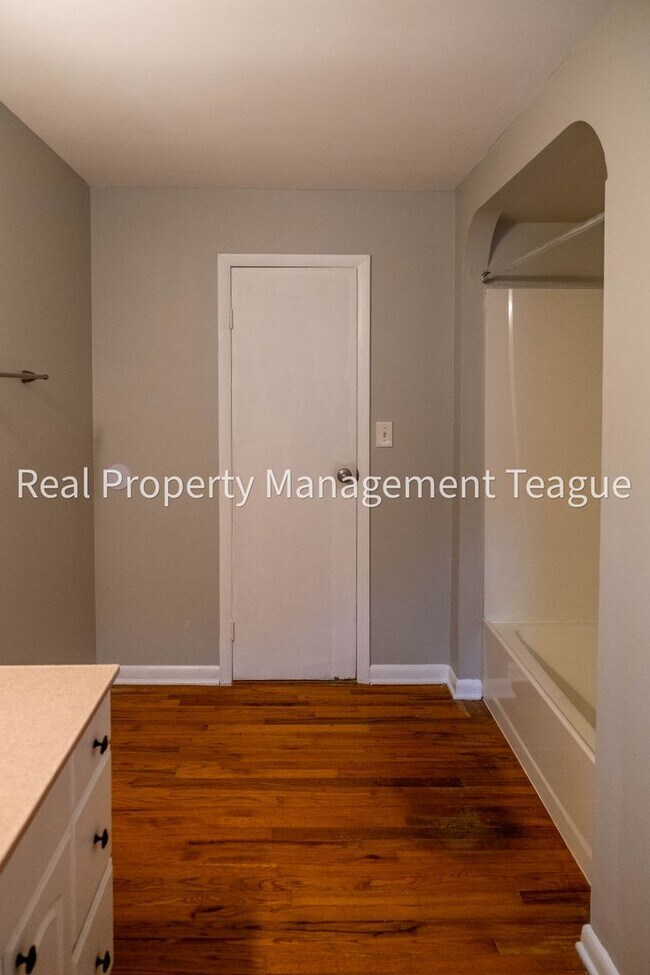 Building Photo - 1 S Main St