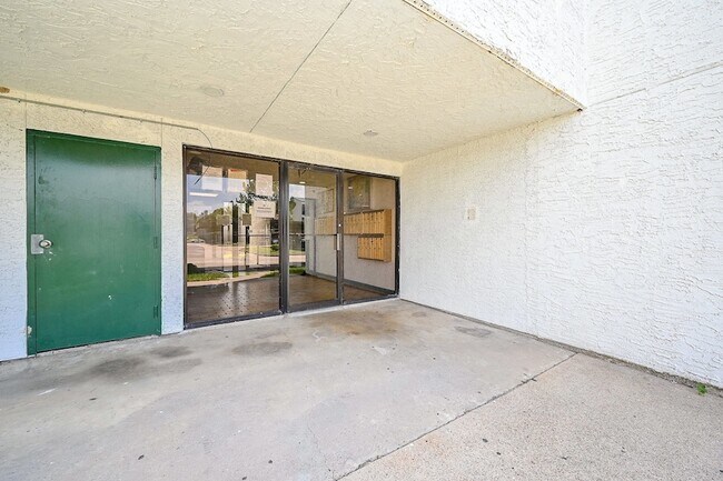 Building Photo - 2826 S Bartell Dr