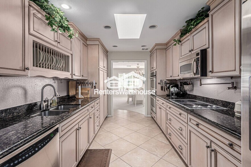 Building Photo - 16030 N Nicklaus Ln