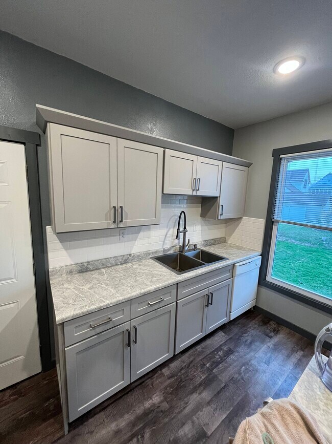 Building Photo - 532 Otter Ave