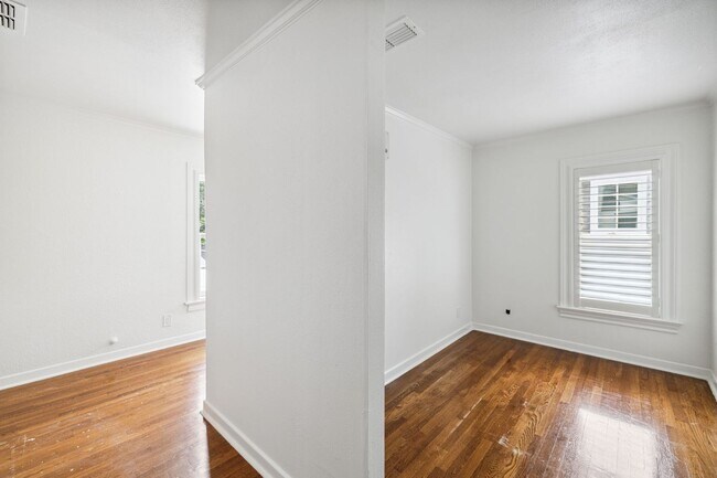 Building Photo - CHARMING 3-BEDROOM IN THE HEART OF ALAMO HEIGHTS