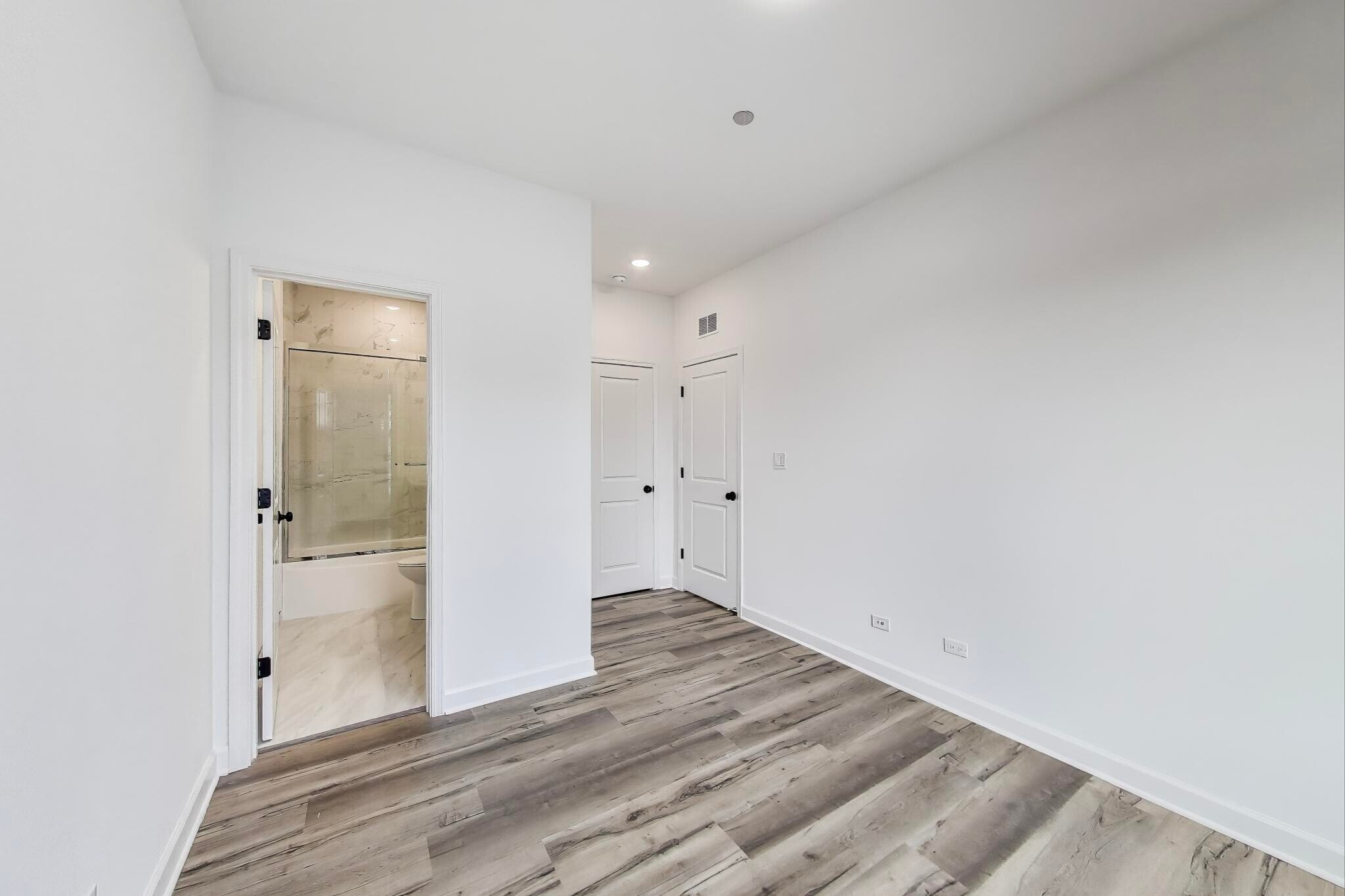 Building Photo - 5126 S Kenwood Ave