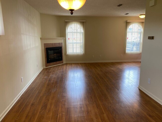 Building Photo - 805 W 2nd St