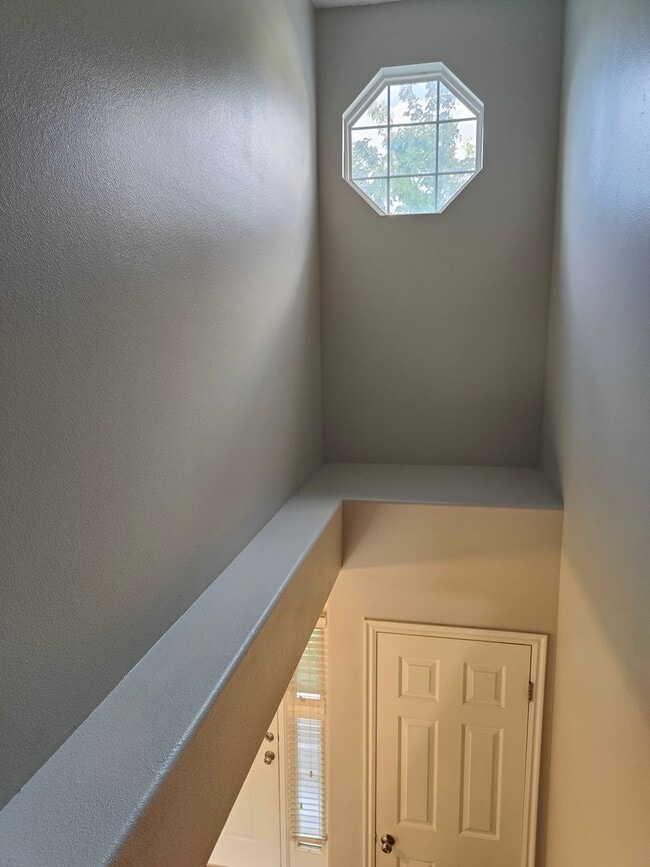 Building Photo - Spectacular 3-Bedroom Draper Townhouse with Garage