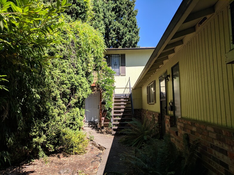 Building Photo - 410 SE 19th Ave