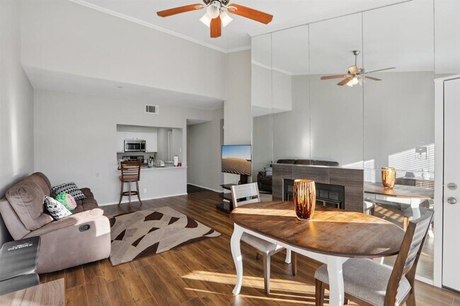 Building Photo - 807 W 25th St