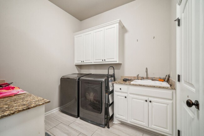 Building Photo - Stunning 5 bedroom 4.5 bath in Stonebrooke Glenn