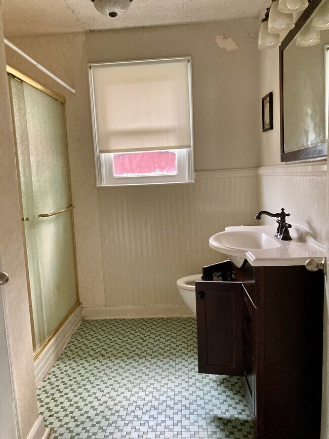 Bathroom-main floor - 1005 Rosemont Dr