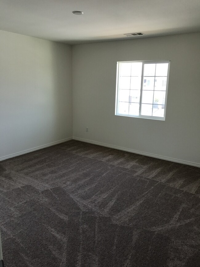 Building Photo - 5 bed home in RiverBend community, Eastval...