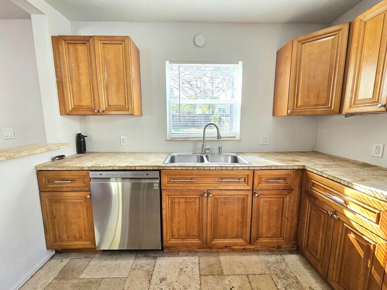 Building Photo - 811 N B St