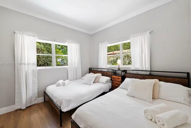 Building Photo - 4711 N Miami Ave