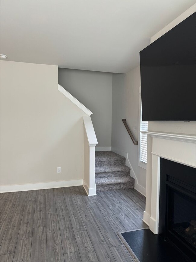 Building Photo - Great Price and location!