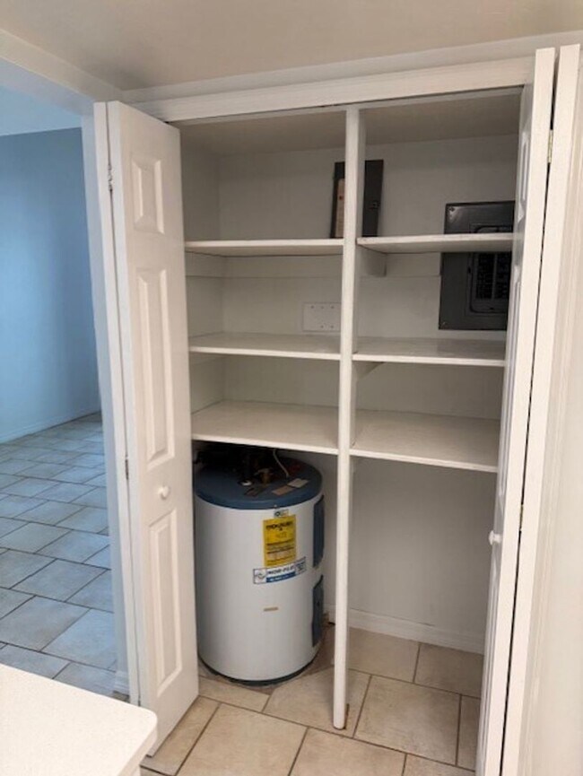 Building Photo - Move In Ready Condo in Woodside Villas