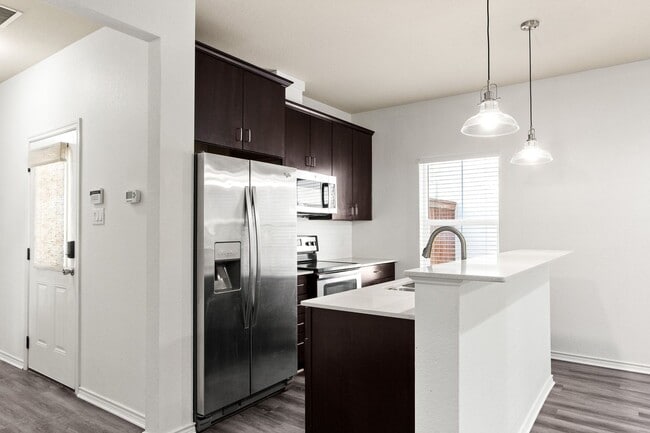 Building Photo - * MOVE IN SUMMER 07/03/2027 * 6 Bed 4 Bath Home, Walk to TCU Light Housekeeping Included