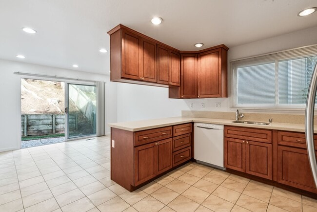 Building Photo - Spacious 3-Bedroom Daly City Home – Prime ...