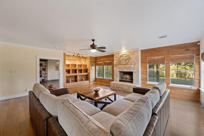 Building Photo - 158 Uriah Dr