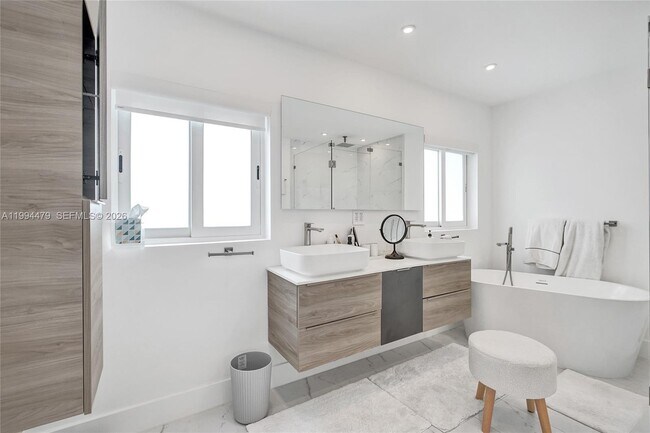 Building Photo - 12478 N Bayshore Dr