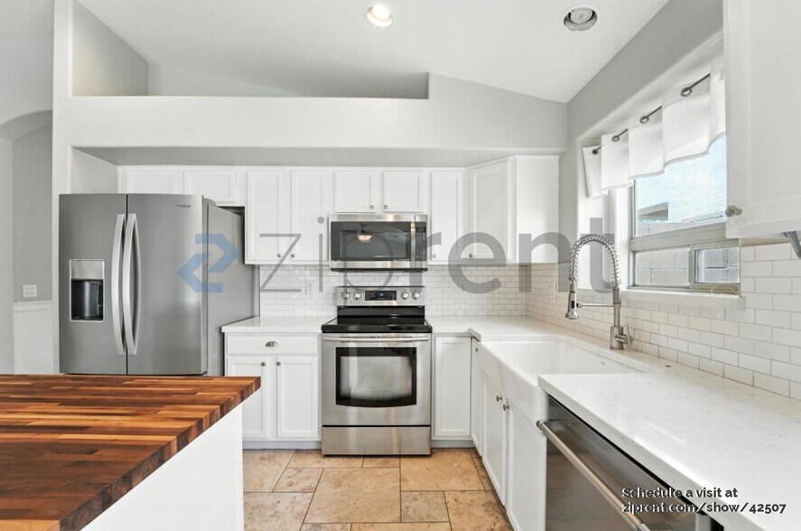 Building Photo - 2233 W Roy Rogers Rd