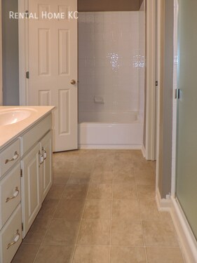 Building Photo - Open and Light 2-story w/fin bsmt and fenc...